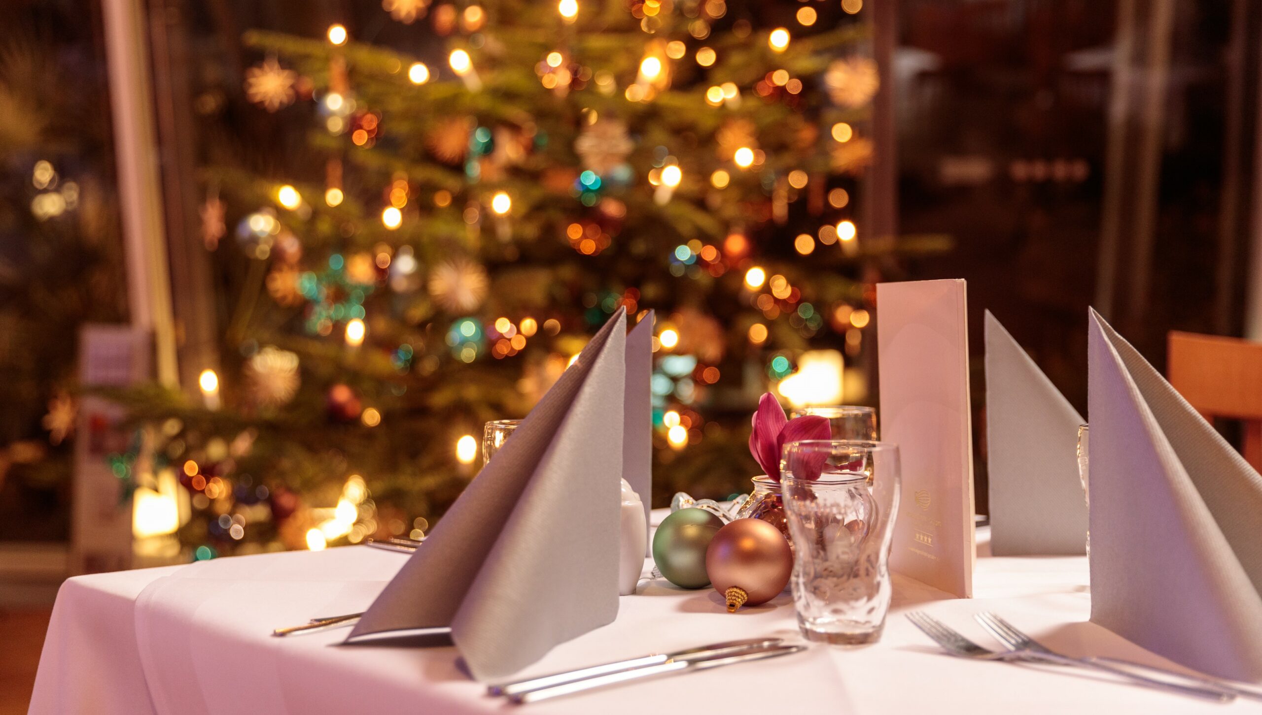 Winter-Christmas-Restaurant-Decoration-scaled
