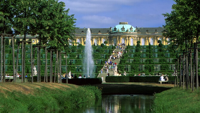 Blick-auf-Weinbergterrassen-des-Schloss-Sanssouci