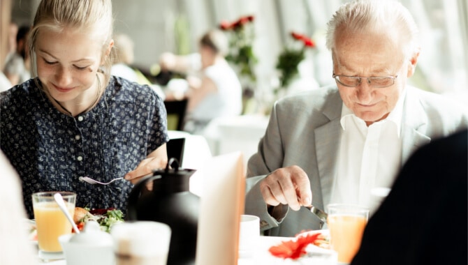 Brunch-Frühstück-Gäste-Alt-und-Jung