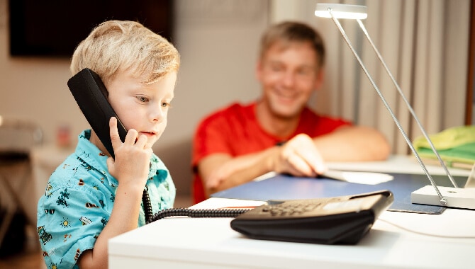 Familie-Familienzimmer-Telefon-Kongresshotel-Potsdam