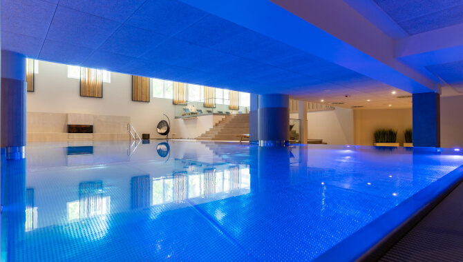 Indoor-Pool-in-der-Wellbeing-Area