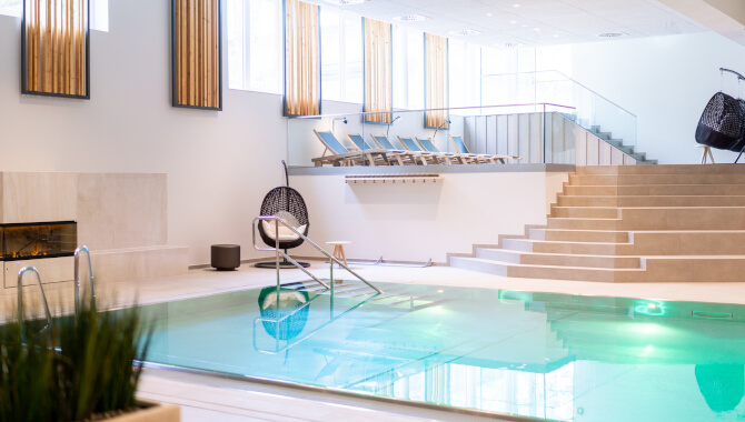 Indoor-Pool-in-der-Wellbeing-Area