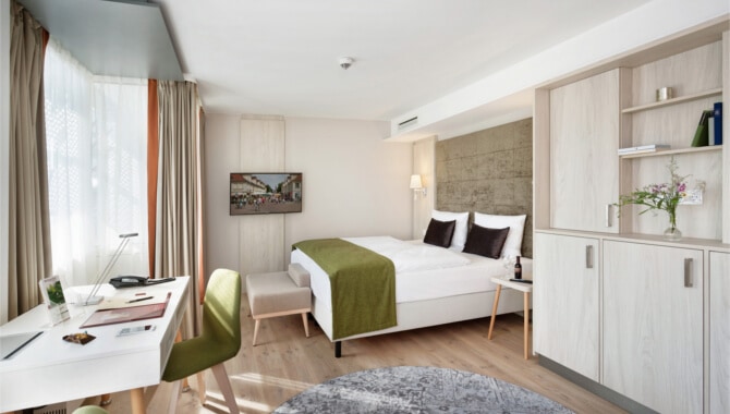Neue-Deluxe-Junior-Suite-Bett-und-Schreibtisch
