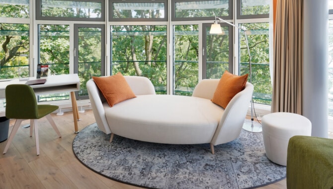 Neue-Deluxe-Junior-Suite-Seeblick-Fenster-und-Couch-670x380