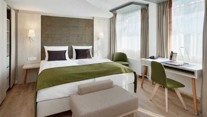 Neues-Doppelzimmer-Premium-Bett-Fenster-und-Schreibtisch
