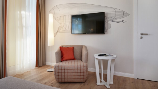 Neues-Doppelzimmer-Premium-Fernseher-Fenster-und-Sessel