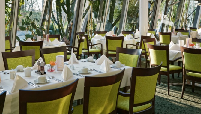 Restaurant-Lemon-in-Potsdam-Blick-über-eine-Tafel-Richtung-Wintergarten-670x380