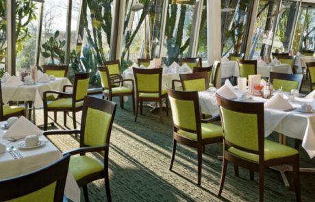 Restaurant-Lemon-in-Potsdam-einzelne-Tische-und-Blick-Richtung-Wintergarten-670×380 Restaurant-Lemon-in-Potsdam-einzelne-Tische-und-Blick-Richtung-Wintergarten-670x380