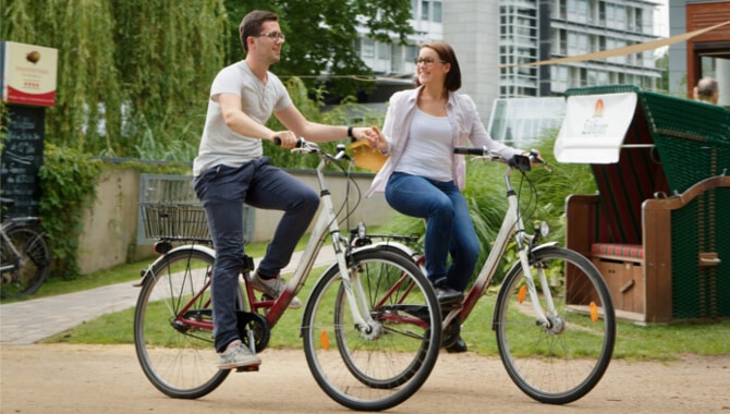Fahrrad-Pärchen-Freiluftbar-Rad-Wander-Weg