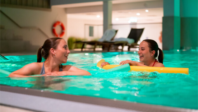 indoor-pool-wellbeing-gäste-kinder-schwimmen-frontal