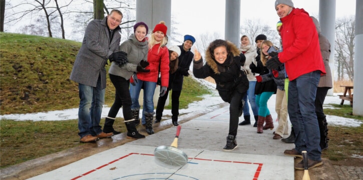 Eisstock-schießen-Incentive-Rahmenprogramm-Winter-Weihnachten-725x360