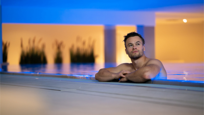 wellbeing-area-schwimmen-pool-senf-670×380-1 Schwimmen in der Wellbeing-Area
