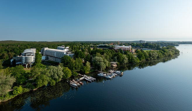 Aussenansicht Sommer Templiner See Kongresshotel Potsdam