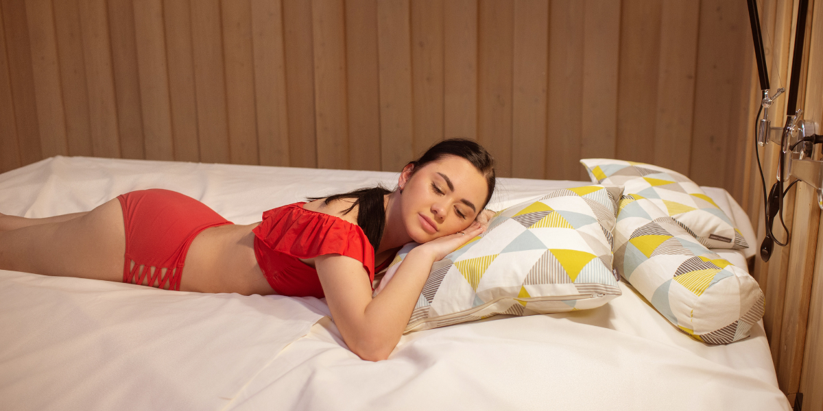 Frau in einem Wasserbett im Kongresshotel