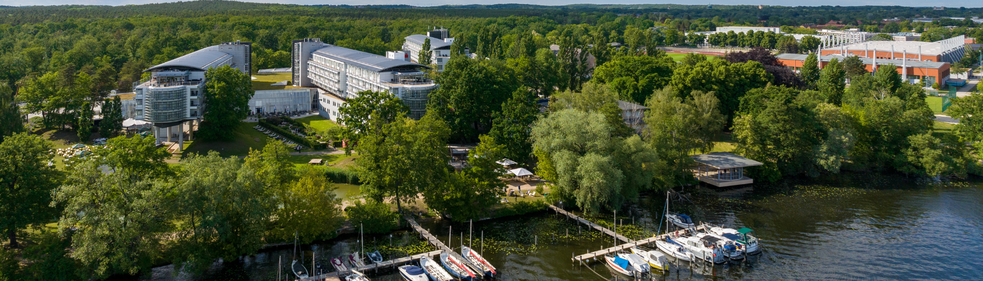 Kongresshotel Potsdam. Außenaufnahme mit Bootsanleger.