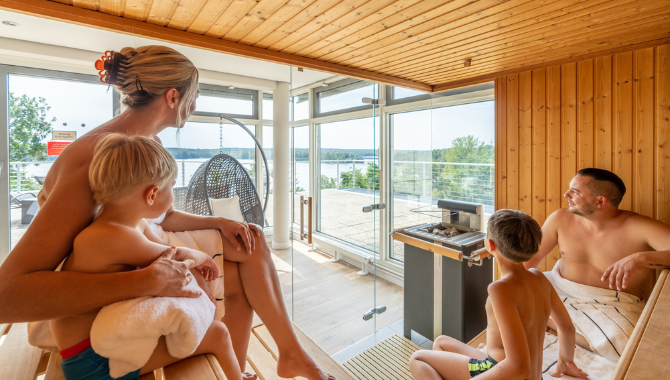 Familienurlaub im Kongresshotel Potsdam. Wellbeing Area - Sauna-Seeblick