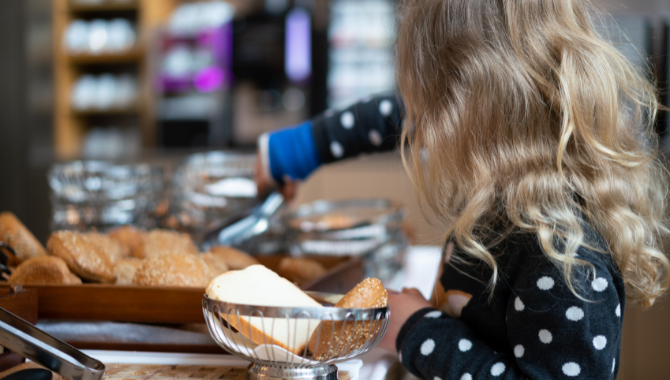 Frühstück. Kinder im Kongresshotel Potsdam