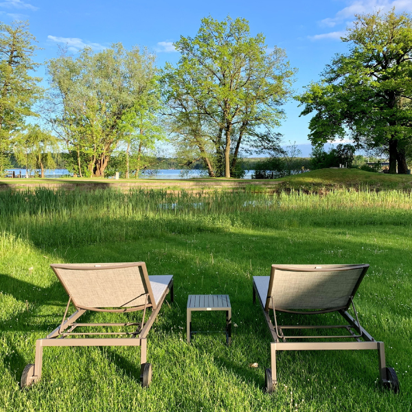 Liegestühle Eventgarten im Kongresshotel Potsdam