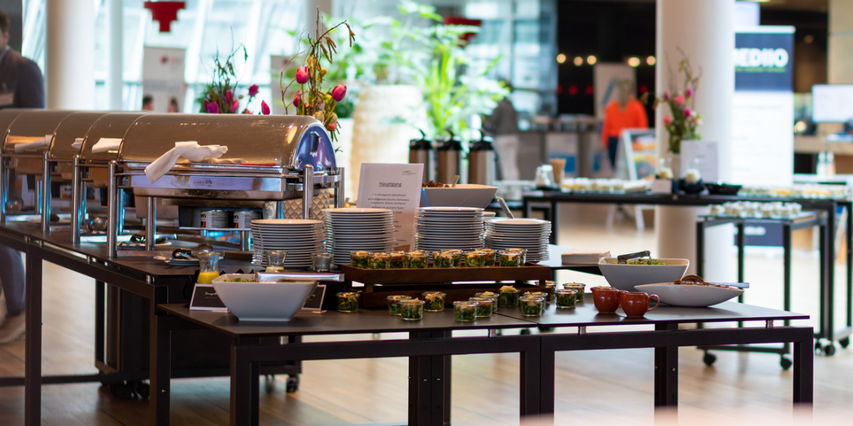 Foyer im Kongresshotel Potsdam. Buffet