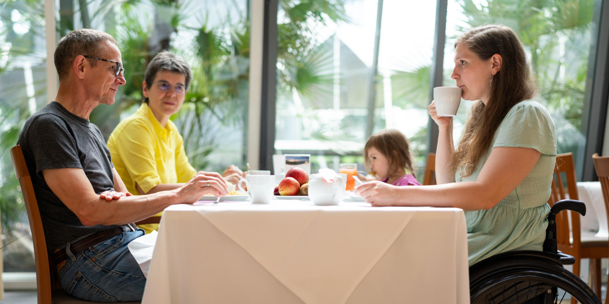 Frühstück im Kongresshotel Potsdam. Familie. Barrierfreiesreisen.