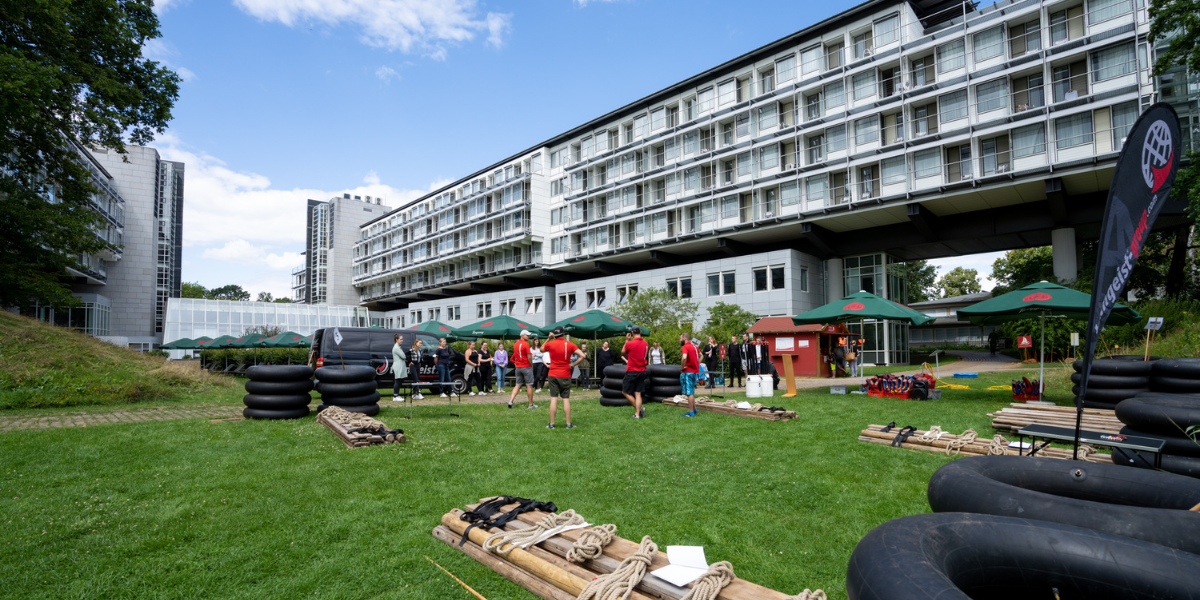 Teambuildungevent im Kongresshotel Potsdam. Floßbau.