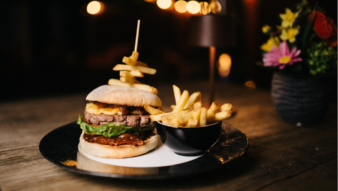 KH-Hütten-Burger Burger mit Pommes. Gipfel Stüberl im Kongresshotel Potsdam. Kulinarik in Potsdam. Hütten-Burger-Event. Firmenfeier. Abend.