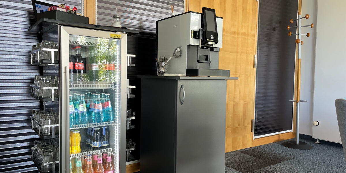 Kreative Lounge Seeblick im Kongresshotel Potsdam. Kaffeemaschine. Kühlschrank.