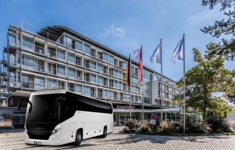 Der weiße Bus ist vor dem Kongresshotel Potsdam geparkt.