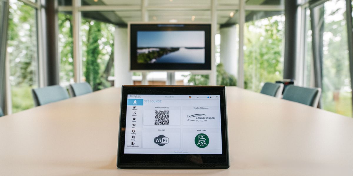 Im Kreative Lounge Seeblick. Das BeyondHost System auf dem Tisch.