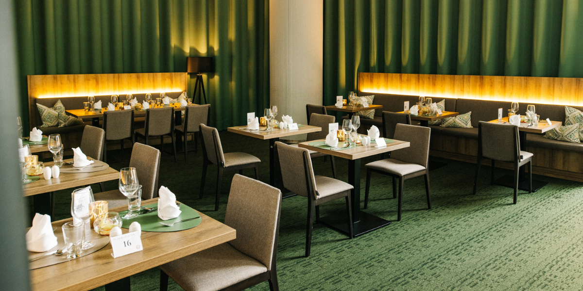 Restaurant Lemon, Tische mit Gläsern und Servietten