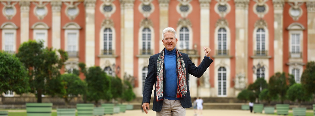 Mario Bogisch vor dem Neuen Palais mit Hinweis auf die Kultur im Hintergrund