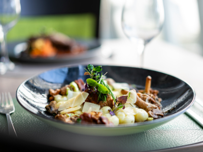 Design ohne Titel Kulinarischer Teller mit Pfiffelingen und Gnocchis, serviert im Restaurant Lemon