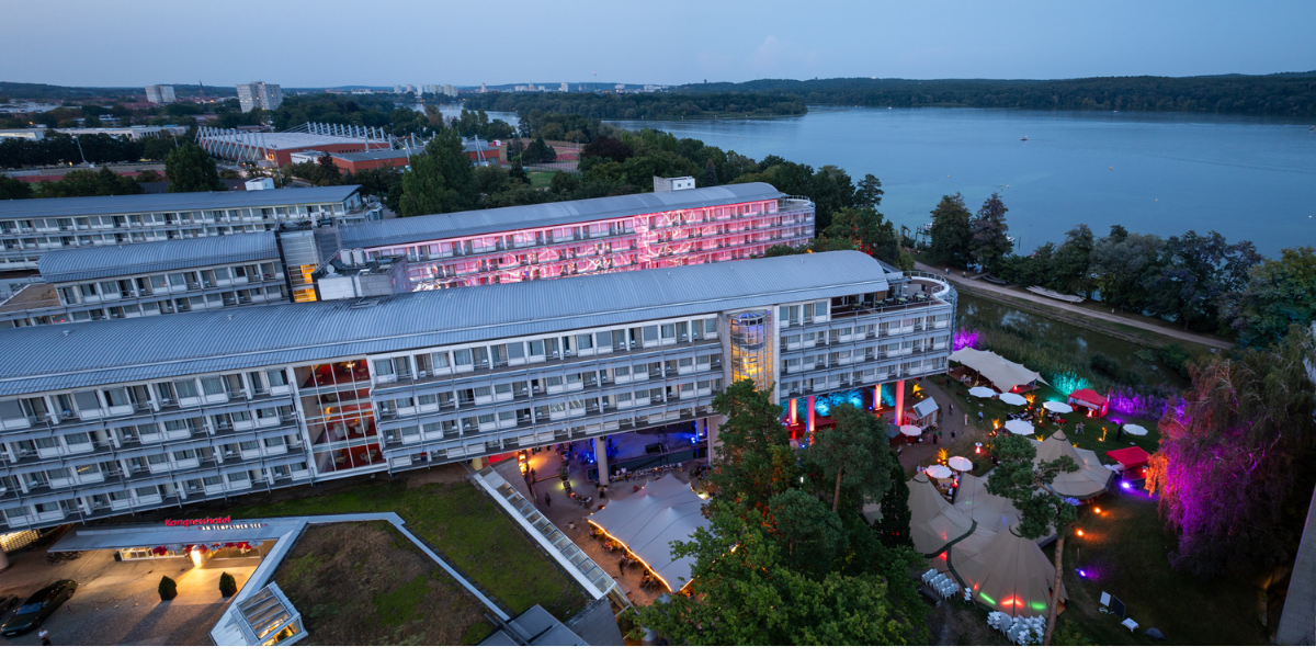 Eventgarten. Kongresshotel Potsdam. Templiner See. Abend.