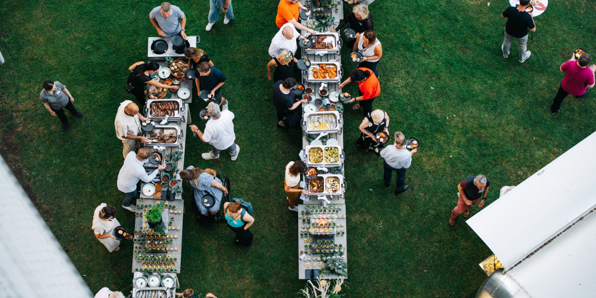 Blick auf den Eventgarten und das Buffet von oben.