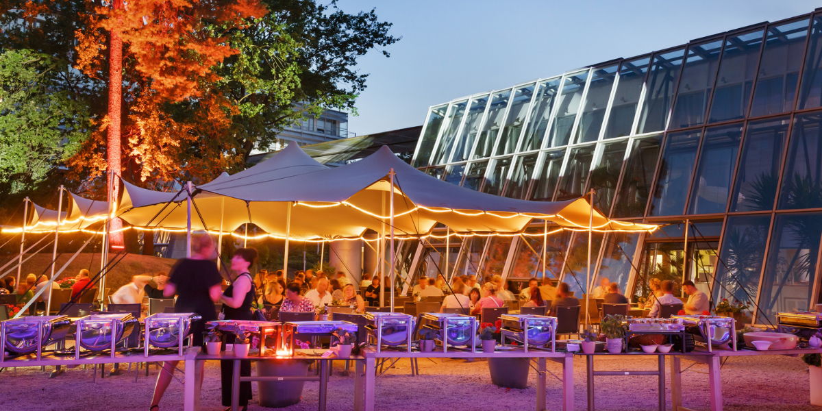 Abendevent. Terasse. Restaurant Zeppelin.