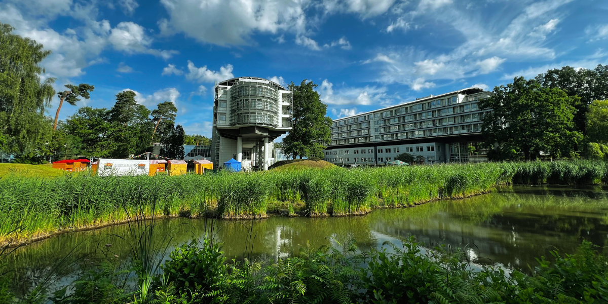 Außenbereich des Kongresshotels Potsdam und Eventgarten.