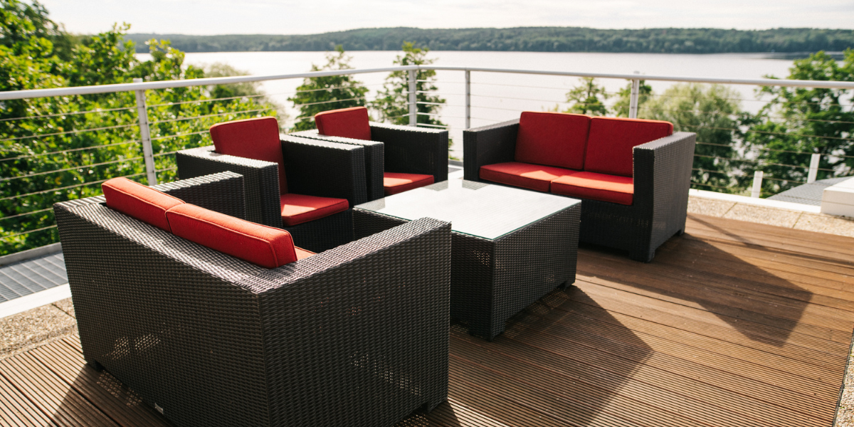Dachterrasse der Zeppelin Lounge mit Blick auf den Templiner See.