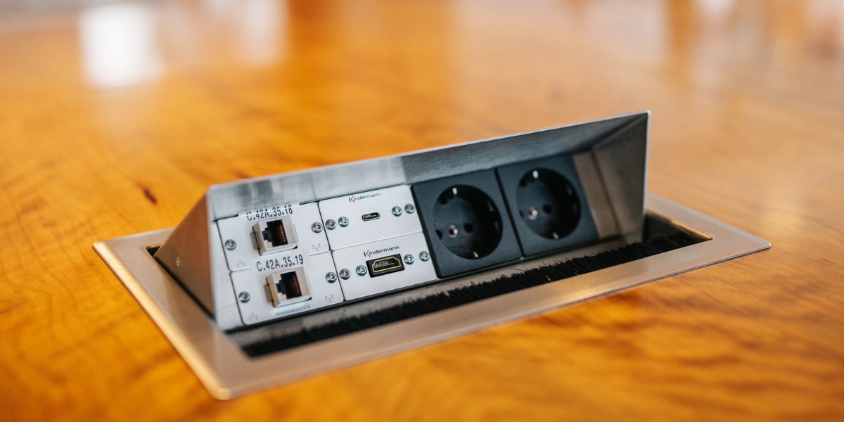 Tischanschlussfelder mit Strom-, Audio- und Videoanschluss (HDMI, USB-C) für Zuspielgeräte. Zeppelin Lounge im Kongresshotel Potsdam.