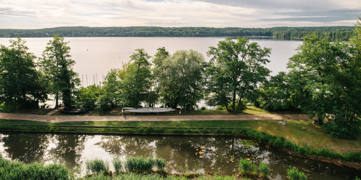Blick auf den Templiner See von der Dachterrasse der Zeppelin Lounge.