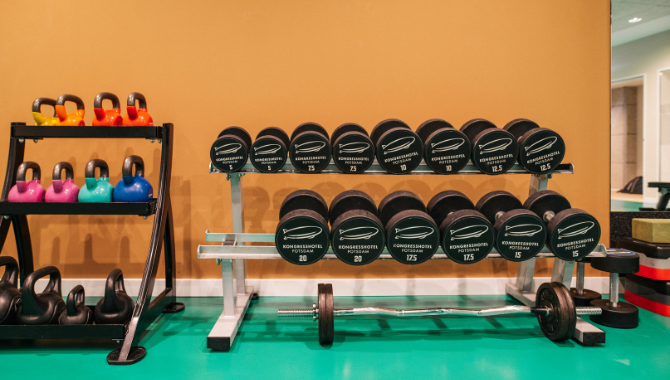 Unsere Fitness-Area im Kongresshotel Potsdam, ideal für Ihre aktive Auszeit ausgestattet.