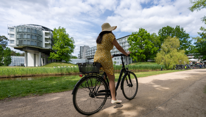 Frau auf Fahrrad am R!