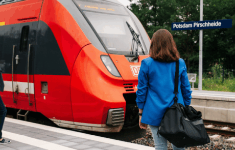 Design ohne Titel (3) Der Bahnhof Pirschheide, mit Zug.