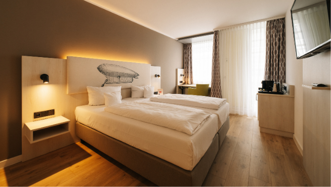KP-Studio-Vinly Studio Vinly-hier trifft moderner Komfort auf gemütliche Atmosphäre. Das stilvolle Doppelbett und die stimmungsvolle Beleuchtung laden zum Entspannen ein.