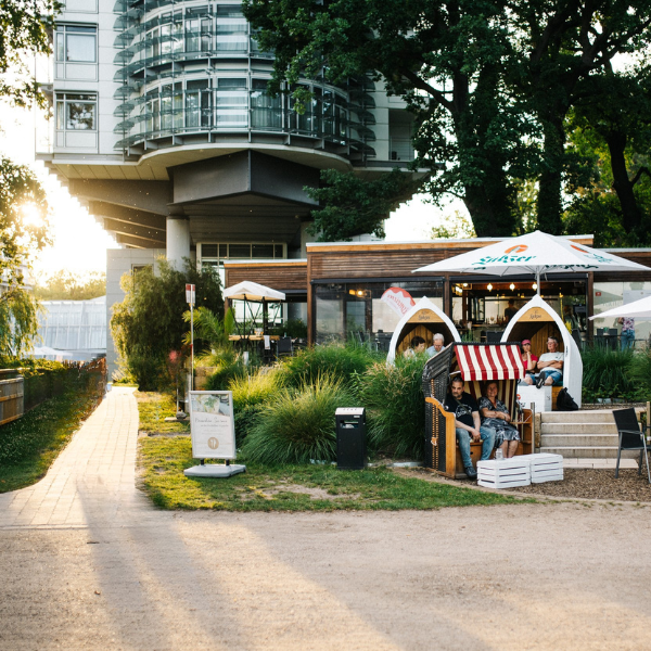 Unsere Freiluftbar am Templiner See, direkt am R1 in Potsdam, kühle Getränke, Snacks mit Blick auf das Wasser