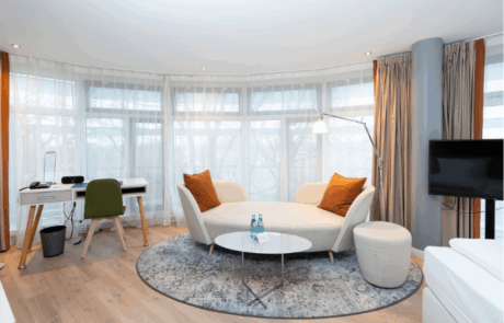 Deluxe Junior Suite mit Seeblick im Kongresshotel Potsdam. 