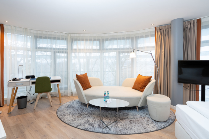 Deluxe Junior Suite mit Seeblick im Kongresshotel Potsdam.