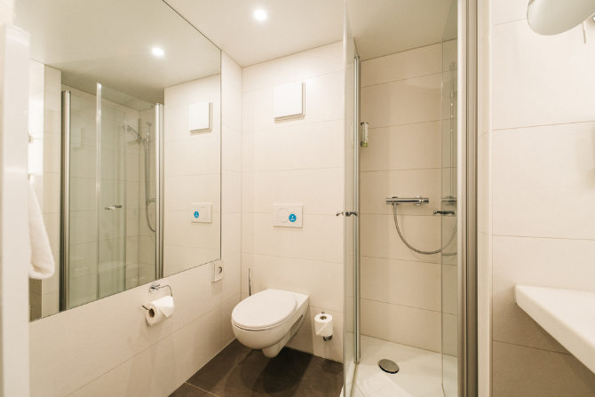 Badezimmer vom Doppelzimmer Small im Kongresshotel Potsdam.