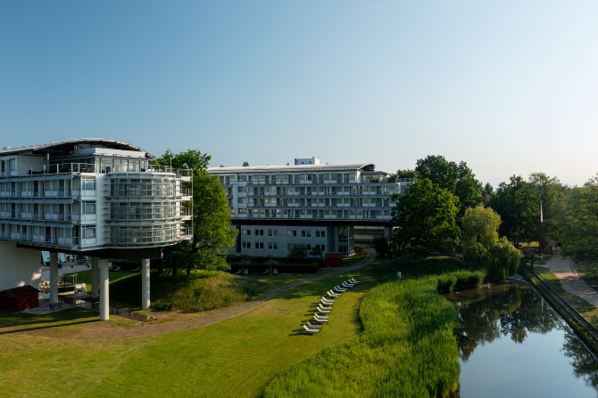 Kongresshotel Potsdam in der schönen Sommerzeit von außen.