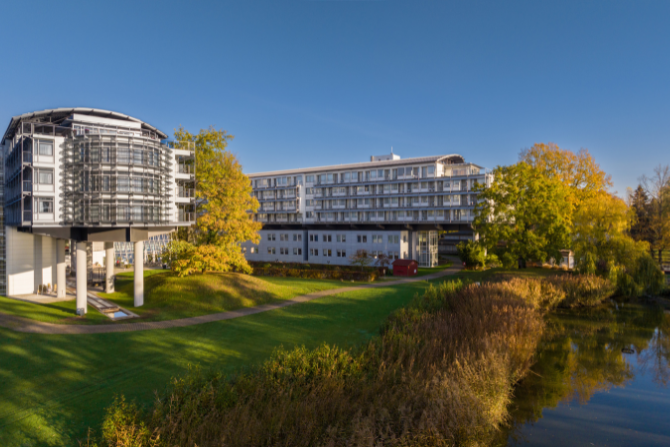 Kongresshotel Potsdam in der schönen Herbstzeit von außen.