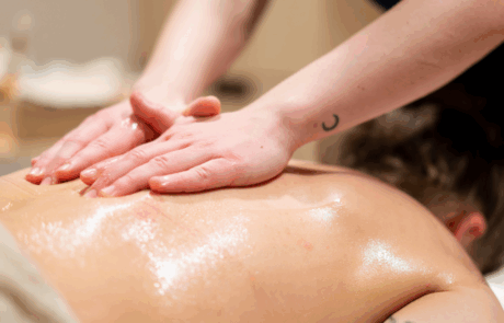 Genießn Sie eine entspannende Rückenmassage. 